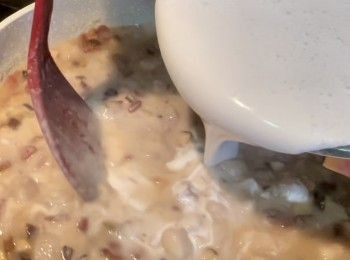 step8: 將<span class="group_2">粉漿</span>再充分攪拌，關細火慢慢倒入<span class="group_2">粉漿</span>，再熄火撈勻。