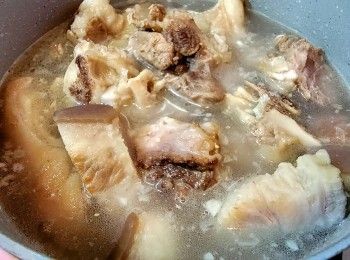 step11: 將豬手 , 腩肉 , 急凍花膠用薑片, 黃酒凍水放入水滾計 5 分鐘後取出 .
