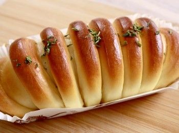 step3: 將麵團放入紙模中。
重複以上步驟，一共形成6個麵包，噴水防止麵團變乾  

最後發酵 45分鐘
掃一層牛奶，同時，將烤箱預熱至180℃ (360˚F)
180°C 烘烤 20 分鐘 （如需要，10分鐘後調轉烤盤）
掃一層融化的奶油，用歐芹碎裝飾。