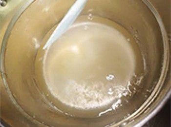 step6: 把砂糖、魚膠粉倒入，攪拌至完全溶化