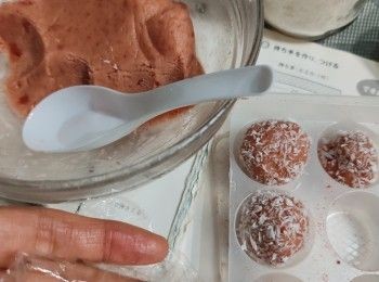 step1: 先將凍乾草莓打成粉末用大玻璃碗盛起備用