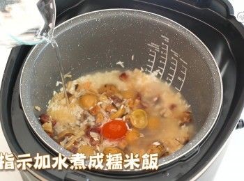 step5: 將臘腸粒、冬菇粒、乾瑤絲、蝦米、去殻栗子及鹹蛋黃，連同瑤柱水放入飯煲內，按指示加水煮成糯米飯