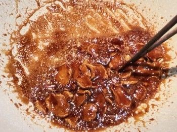 step4: 糖漿煮到杰身，薑片收乾水份變攣曲，關火。