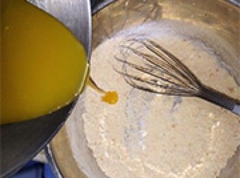 step11: 慢慢加入糖水，攪拌至光滑