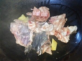 step1: 起油鑊，加入薑片、魚骨。煎至金黃