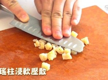 step1: 乾瑤柱浸軟壓散
