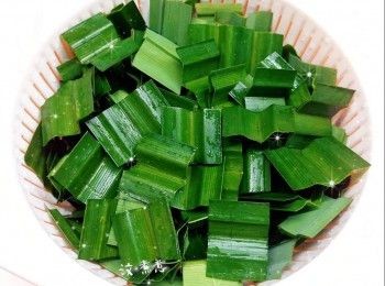 step2: 斑蘭葉先切去頭尾各2吋（防止苦澀味），洗淨，切小段