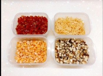 step2: 搖柱洗淨，用水浸軟，瀝乾，拆絲（浸搖柱水，備用） 2. 冬菇用水浸軟，洗淨，瀝乾，切粒 3. 蝦米洗淨，用水浸軟，瀝乾，切粒（浸蝦米水，備用） 4. 臘腸洗淨，啟動選擇「純蒸2」，大概蒸10分鐘至軟身，切粒