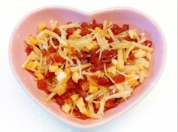 step2: 白鑊用細火快手炒香臘腸碎粒，加入蝦米碎粒、搖柱絲，炒至軟身香口，盛起，備用