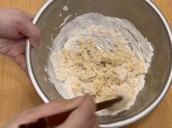 step1: 將雞蛋、蔗糖、油和水混合攪拌，加入已過篩的低筋麵粉和泡打粉，搓揉成團，用保鮮紙包着麵團，麵團靜置20分鐘