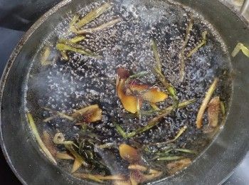 step6: 加入材料B醬汁煮滾，期間要不停攪拌