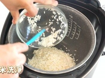 step4: 糯米洗淨放飯煲內