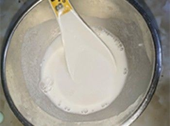 step4: 取3湯匙清水把糯米粉開成漿，放一邊備用