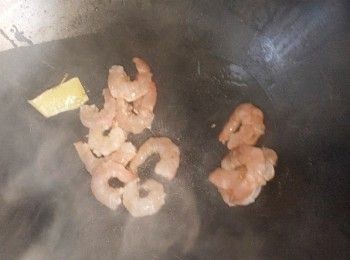 step5: 起油鑊加入薑片，炒熟蝦仁