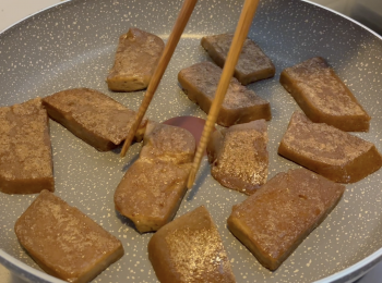 step5: 放涼後冷藏一晚，隔天將紅棗年糕切片，加油小火煎至兩面金黃