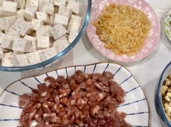 step3: 所有<span class="group_1">用料</span>切粒。