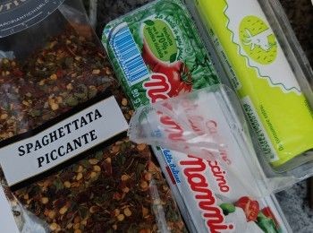 step1: 先備好料，乳清芝士買現成，或可自己做（詳：參考的做酸忌廉食谱）