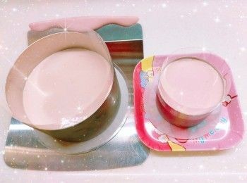 step14: <span class="group_5">脆皮雪糕球士多啤梨芝士慕絲裝飾（朱古力脆皮外層）</span>： 1. 將白朱古力用熱水坐溶（亦可用微波爐加熱1.5分鐘成朱古力醬；朱古力加熱不可超過50°，否則會變質而失去光澤） 2. 再將適量的紅色食用色素加入已坐溶的白朱古力醬中，攪拌至完全均勻 3. 先在模具均勻的塗上一層朱古力溶液，放進雪櫃冷藏約10-15分鐘至凝固（必需待完全凝固，才可再塗第2層） 4. 最後，塗上第2層朱古力溶液，再放進雪櫃冷藏至凝固，備用