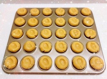 step6: 然後放上腰果（如改用杏仁，需預先烤焗；輕輕壓實，固定腰果，避免鬆脫），再在腰果上塗一層蛋黃液