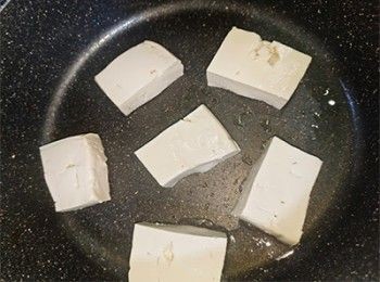 step4: 起油鑊，煎釀入豬肉的一面