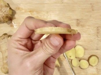 step1: 薑洗淨後，切薄片大約二至三厘米厚。