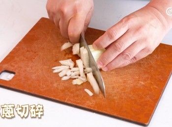 step7: 蔥頭切片、洋蔥及蒜頭刴碎