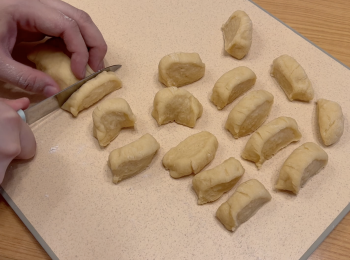 step2: 將麵團搓成長條，切成一指母指粗的小麵團，大約18-20份，摺成小球體，做出漂亮笑口棗秘訣請參考Youtube 影片