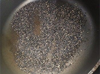 step1: 中火把黑芝麻抄香