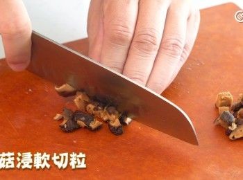 step2: 冬菇浸軟切粒