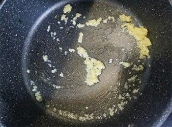 step5: 燒熱油，加入1茶匙蒜蓉