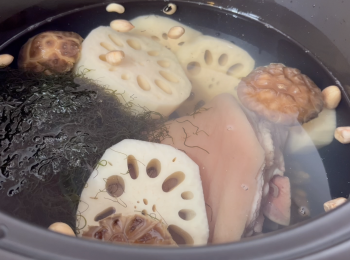 step4: 將所有材料放入電陶鍋，浸冬菇和瑤柱的水，浸蠔豉的水，加水，煲 1小時，1小時後取出鹹豬手，湯繼續再煲1小時