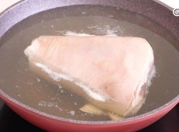 step1: 豬手加2片薑及2湯匙紹興酒汆水