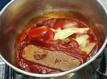 step1: <span class="group_1">材料A</span>放入煲內，小火煮至片糖溶化