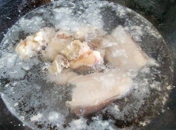 step10: 用薑片共酒將腩肉出水