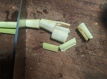 step3: 香茅拍扁，切細段
