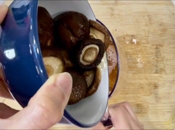 step2: 蝦米、冬菇洗淨浸軟後保留蝦米和冬菇水。