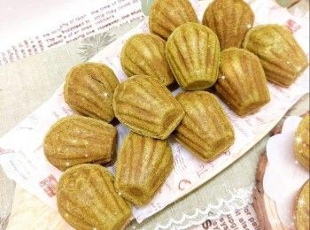 step8: 預熱電烤爐（待紅燈亮起計，至綠燈同時亮起），在烤盤上塗上少許油 2. 將斑蘭椰蓉團放入模具上，蓋上蓋子，焗2.5-3.5分鐘至表面金黃，放涼