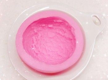 step18: 先加入1／3的士多啤梨芝士漿，拌勻，再將餘下的士多啤梨芝士漿加入，充分拌勻成士多啤梨芝士慕絲 2. 加入唧袋，封口，然後唧入已冷藏至凝固的朱古力脆皮外層中，輕輕搖晃使慕絲表面平整／用抹刀抹平表面 3. 蓋上保鮮紙，放進冰格冷凍至少5小時至硬身，脫模，即可