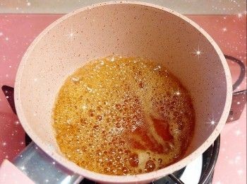 step3: 先將糖加入熱水，拌勻後，再以中火煮（可輕輕搖晃煲子讓糖漿受熱和顏色均勻，期間千萬不能攪拌，否則糖漿會反砂結晶），煮滾（需大滾，糖漿冒大泡泡），轉小火，煮至糖完全溶解和開始濃稠（邊煮邊攪拌）