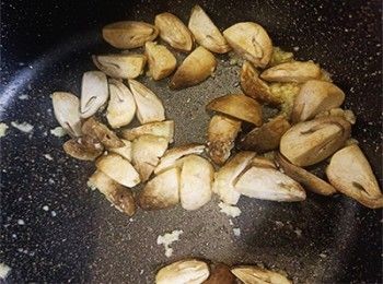 step6: 加入草菇炒熟