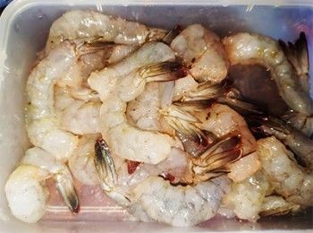 step1: 取12隻中蝦剥殼留尾，挑腸