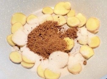 step2: 薑片白鑊中小火稍為烘乾後，加入白糖和黑糖翻炒。