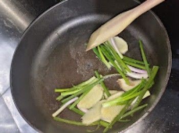 step2: 加少許油，薑蔥起鑤