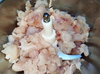 step1: 魚肉放入碎肉機內打成茸
