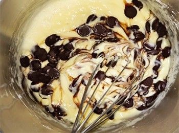 step4: 離火加入朱古力攪拌拌勻