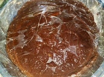 step7: 保鮮膜貼面鋪上，之後放入雪櫃冷藏