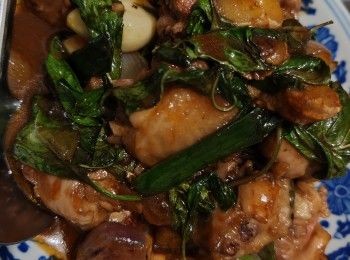 step4: 倒入一杯酒（小心會搶起幾丈火）待燒掉所有酒精后，再倒入醬油加入冰糖加蓋炆焗一會