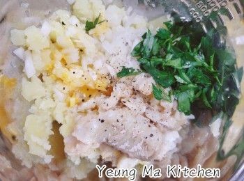 step2: 薯仔趁熱壓碎，加入馬介休／蛋液／蕃茜／洋蔥／黑胡椒拌勻。