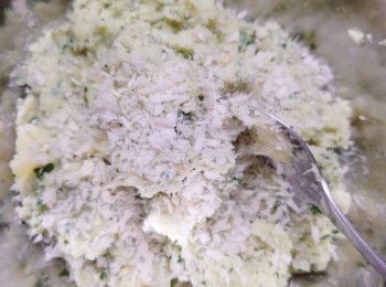 step4: 攪拌後如太濕太難捏成型就加入麵包糠，如太乾就再加蛋液。