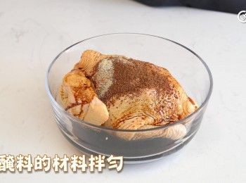 step7: 將<span class="group_3">醃料</span>的材料拌勻，塗抹在雞身內外，醃30分鐘